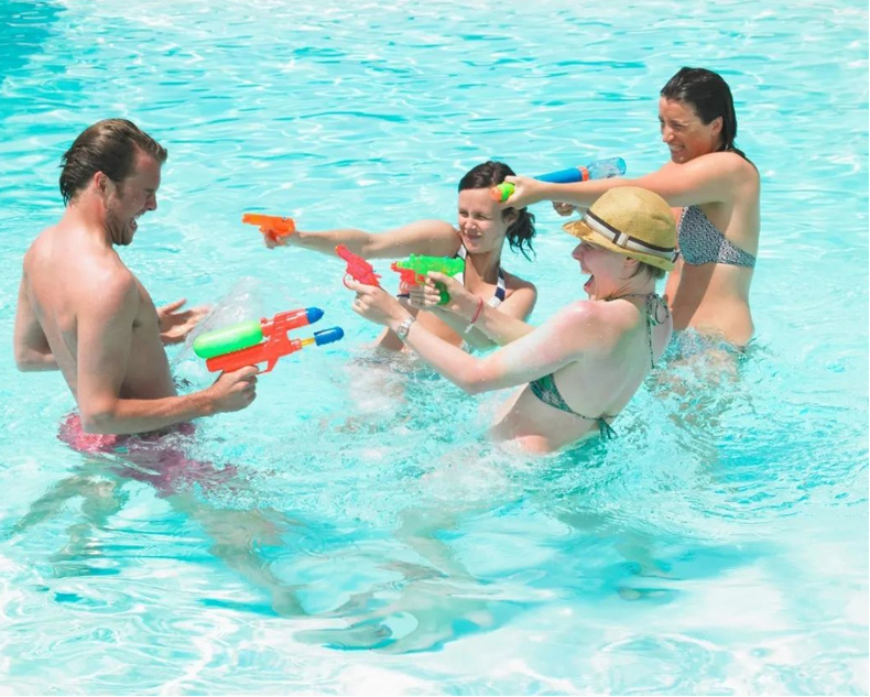 室內泳池什麽“咖位”？居然用專業定製的好色先生在线播放！！！